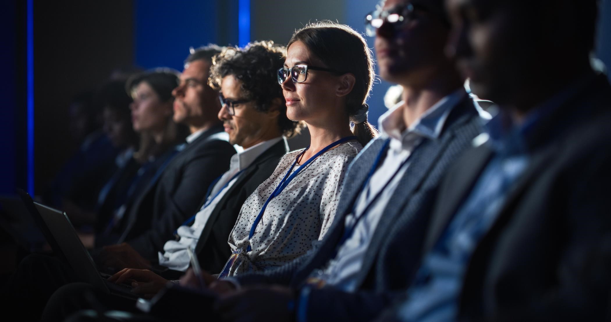 Femme à une conférence