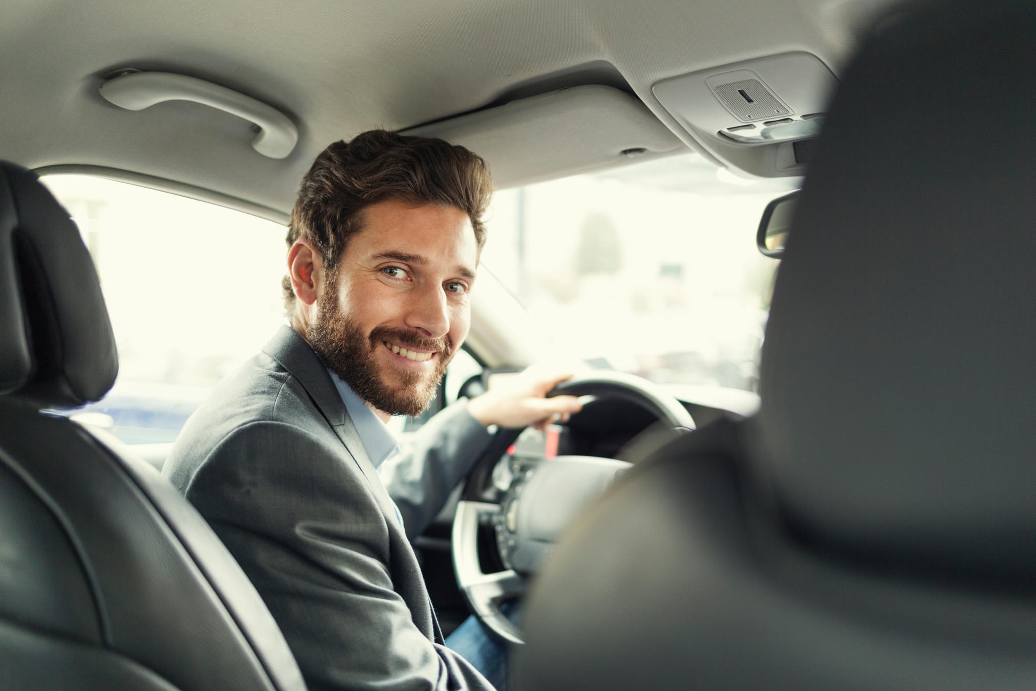 Chauffeur de voiture souriant à son client
